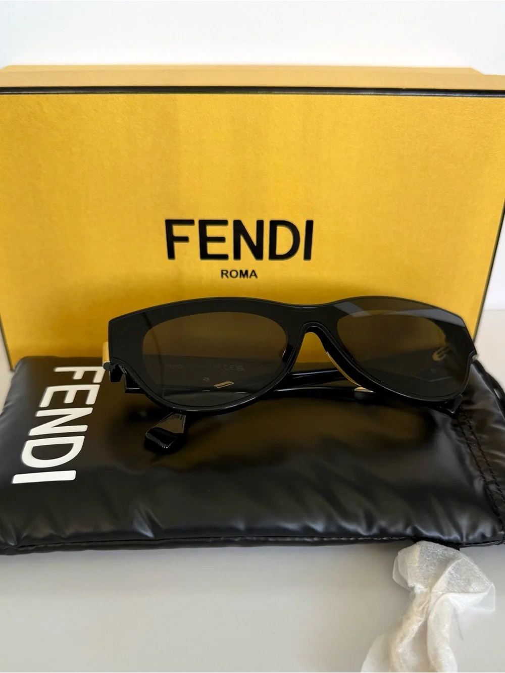 NEW!!! Fendi cat eye black sunglasses FE40135F 01A Authentic